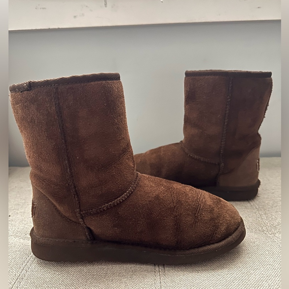UGG Women’s/Big Kid Classic Short in Chocolate Brown
